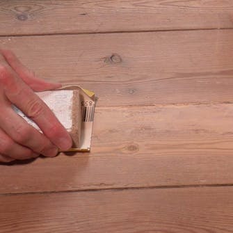 Små hål i trägolv Små hål i trägolv